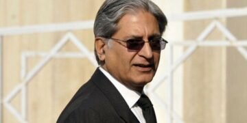 نظر آرہا ہے کہ یہ سائفر کیس میں سزا دینے پر تلے ہوئے ہیں: اعتزاز احسن