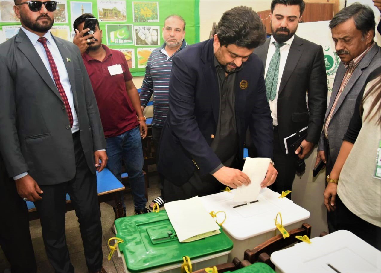 گورنر سندھ کامران یسوری نے نیلم کالونی کے پولنگ اسٹیشن میں ووٹ ڈالا