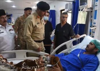 کور کمانڈر کراچی لیفٹیننٹ جنرل بابر افتخار کی پاک فوج کے دلیر سپاہیوں کی عیادت