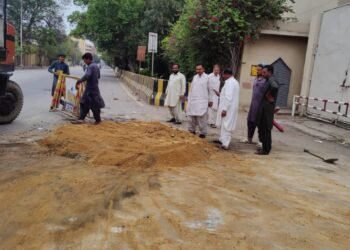 کلب روڈ مووین پک ہوٹل کے سامنے سیوریج کی 66 انچ ٹرنک میں دھنسی لائن بحال