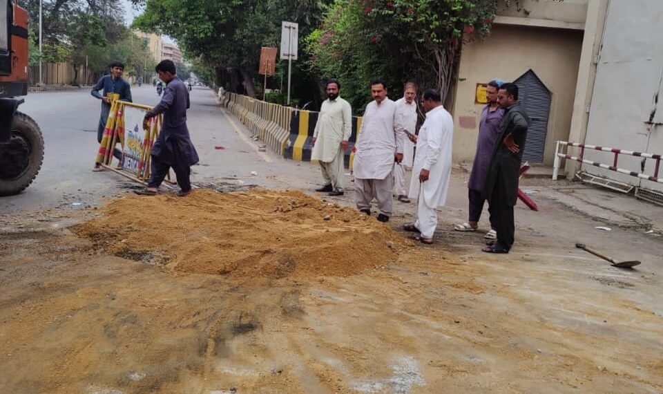 کلب روڈ مووین پک ہوٹل کے سامنے سیوریج کی 66 انچ ٹرنک میں دھنسی لائن بحال