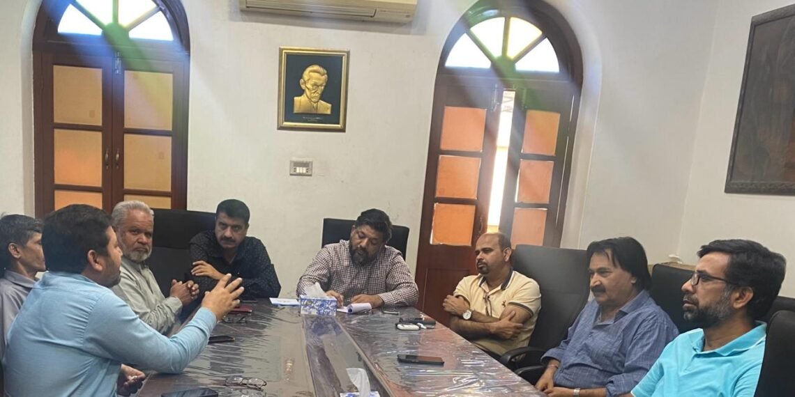 کراچی(پریس ریلیز) ٹیلن نیوز چینل بند ہونے پر کراچی پریس کلب میں جوائنٹ ایکشن کمیٹی نے شدید تحفظات کا اظہار کرتے ہوئے حکومت سے مطالبہ کیا کہ وہ چینل کا لائسنس ملازمین کے حوالے کریں، اور چینل چلانے میں ناکامی پر مالکان کے خلاف کارروائی کریں اور تمام واجبات کے ادایئگی تک چینل کی پراپرٹی کو ضبط کریں ۔ جوائنٹ ایکشن کمیٹی نے یہ بھی مطالبہ کیا ہے کہ مالکان صحافیوں سمیت تمام ملازمین کو 6 ماہ کی اضافی تنخواہیں ادا کریں۔ جوائنٹ ایکشن کمیٹی نے بول نیوز ، آج نیوز ، روزنامہ امت سمیت دیگر صحافتی اداروں میں تنخواہوں کا بحران اور عدم ادائیگیوں پر بھی گہری تشویش کا اظہار کرتے ہوئے وفاقی وزارت اطلاعات اور پیمرا سے اپنا کردار ادا کرنے کا مطالبہ کیا۔ جوائنٹ ایکشن کمیٹی نے مزید کہا کے اگر ہمارے مطالبات پر عمل نہیں کیا گیا تو بھرپور احتجاج کیا جائے گا۔ تفصیلات کے مطابق جمعرات کو کراچی پریس کلب میں صدر سعید سربازی کی زیر صدارت میں جوائنٹ ایکشن کمیٹی کا اجلاس منعقد ہوا جس میں سیکریٹری کراچی پریس کلب شعیب احمد ، صدر پی ایف یو جے جی ایم جمالی، اسسٹنٹ سیکریٹری جنرل پی ایف یو جے دستور عامر لطیف، نائب صدر پی ایف یو جے خورشید عباسی، ممبرایف ای سی جاوید چوہدری، صدر کے یو جے دستور خلیل احمد ناصر، جنرل سیکریٹری کے یو جے دستور نعمت خان، صدر ایڈ ہاک کمیٹی امتیاز خان فاران ،جوائنٹ سیکر یٹری کراچی پریس کلب محمد منصف اور ممبر گورننگ باڈی نور محمد کلہوڑو نے شرکت کی، اجلاس نے ٹیلن نیوز کی انتظامیہ کی جانب سے چینل اچانک بند کر دینے پر شدید تحفظات کا اظہار کیا اور مالکان سے مطالبہ کیا ہے کہ صحافیوں سمیت تمام ملازمین کو 6 ماہ کی پیشگی تنخواہیں ادا کی جائیں اور حکومت پاکستان سے مطالبہ کیا ہے کہ ٹیلن نیوز چینل کا لائسنس ملازمین کو دیا جائے اور واجبات کی ادائیگی تک ٹیلن نیوز چینل کی پراپرٹیز بحق سرکار ضبط کی جائے۔ جوائنٹ ایکشن کمیٹی نے وفاقی حکومت سے مزید مطالبہ کیا ہے کہ ٹیلن نیوز چینل کو اچانک بند کر دینے پر فوری نوٹس لیا جائے اور صحافیوں کے حقوق کا تحفظ یقینی بنایا جائے، بصورت دیگر صحافی تنظیمیں راست اقدام پر مجبور ہوں گی۔جوائنٹ ایکشن کمیٹی نے بول سے ملازمین کی برطرفیوں اور واجبات کی عدم ادایئگی کی بھی شدید مذمت کی اور حکومت سے مطالبہ کیا کہ وہ واجبات کی ادایئگی تک چینل کے اشتہارات روکیں اور اس کے ساتھ ساتھ پرائیوٹ اداروں کو بھی پیمرا قوانین کی خلاف ورزی کے مرتکب بول اور دیگر چینلز اور اخبارات کو اشتہارات روکنے کے احکامات جاری کریں۔