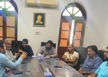 کراچی(پریس ریلیز) ٹیلن نیوز چینل بند ہونے پر کراچی پریس کلب میں جوائنٹ ایکشن کمیٹی نے شدید تحفظات کا اظہار کرتے ہوئے حکومت سے مطالبہ کیا کہ وہ چینل کا لائسنس ملازمین کے حوالے کریں، اور چینل چلانے میں ناکامی پر مالکان کے خلاف کارروائی کریں اور تمام واجبات کے ادایئگی تک چینل کی پراپرٹی کو ضبط کریں ۔ جوائنٹ ایکشن کمیٹی نے یہ بھی مطالبہ کیا ہے کہ مالکان صحافیوں سمیت تمام ملازمین کو 6 ماہ کی اضافی تنخواہیں ادا کریں۔ جوائنٹ ایکشن کمیٹی نے بول نیوز ، آج نیوز ، روزنامہ امت سمیت دیگر صحافتی اداروں میں تنخواہوں کا بحران اور عدم ادائیگیوں پر بھی گہری تشویش کا اظہار کرتے ہوئے وفاقی وزارت اطلاعات اور پیمرا سے اپنا کردار ادا کرنے کا مطالبہ کیا۔ جوائنٹ ایکشن کمیٹی نے مزید کہا کے اگر ہمارے مطالبات پر عمل نہیں کیا گیا تو بھرپور احتجاج کیا جائے گا۔ تفصیلات کے مطابق جمعرات کو کراچی پریس کلب میں صدر سعید سربازی کی زیر صدارت میں جوائنٹ ایکشن کمیٹی کا اجلاس منعقد ہوا جس میں سیکریٹری کراچی پریس کلب شعیب احمد ، صدر پی ایف یو جے جی ایم جمالی، اسسٹنٹ سیکریٹری جنرل پی ایف یو جے دستور عامر لطیف، نائب صدر پی ایف یو جے خورشید عباسی، ممبرایف ای سی جاوید چوہدری، صدر کے یو جے دستور خلیل احمد ناصر، جنرل سیکریٹری کے یو جے دستور نعمت خان، صدر ایڈ ہاک کمیٹی امتیاز خان فاران ،جوائنٹ سیکر یٹری کراچی پریس کلب محمد منصف اور ممبر گورننگ باڈی نور محمد کلہوڑو نے شرکت کی، اجلاس نے ٹیلن نیوز کی انتظامیہ کی جانب سے چینل اچانک بند کر دینے پر شدید تحفظات کا اظہار کیا اور مالکان سے مطالبہ کیا ہے کہ صحافیوں سمیت تمام ملازمین کو 6 ماہ کی پیشگی تنخواہیں ادا کی جائیں اور حکومت پاکستان سے مطالبہ کیا ہے کہ ٹیلن نیوز چینل کا لائسنس ملازمین کو دیا جائے اور واجبات کی ادائیگی تک ٹیلن نیوز چینل کی پراپرٹیز بحق سرکار ضبط کی جائے۔ جوائنٹ ایکشن کمیٹی نے وفاقی حکومت سے مزید مطالبہ کیا ہے کہ ٹیلن نیوز چینل کو اچانک بند کر دینے پر فوری نوٹس لیا جائے اور صحافیوں کے حقوق کا تحفظ یقینی بنایا جائے، بصورت دیگر صحافی تنظیمیں راست اقدام پر مجبور ہوں گی۔جوائنٹ ایکشن کمیٹی نے بول سے ملازمین کی برطرفیوں اور واجبات کی عدم ادایئگی کی بھی شدید مذمت کی اور حکومت سے مطالبہ کیا کہ وہ واجبات کی ادایئگی تک چینل کے اشتہارات روکیں اور اس کے ساتھ ساتھ پرائیوٹ اداروں کو بھی پیمرا قوانین کی خلاف ورزی کے مرتکب بول اور دیگر چینلز اور اخبارات کو اشتہارات روکنے کے احکامات جاری کریں۔