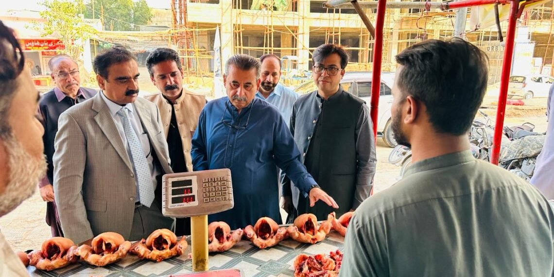 وزیر اعلیٰ سندھ کے مشیر سید نجمی عالم اور ڈائریکٹر جنرل سندھ فوڈ اتھارٹی آغا فخر حسینک کا مارکیٹوں کا دورہ