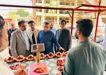 وزیر اعلیٰ سندھ کے مشیر سید نجمی عالم اور ڈائریکٹر جنرل سندھ فوڈ اتھارٹی آغا فخر حسینک کا مارکیٹوں کا دورہ