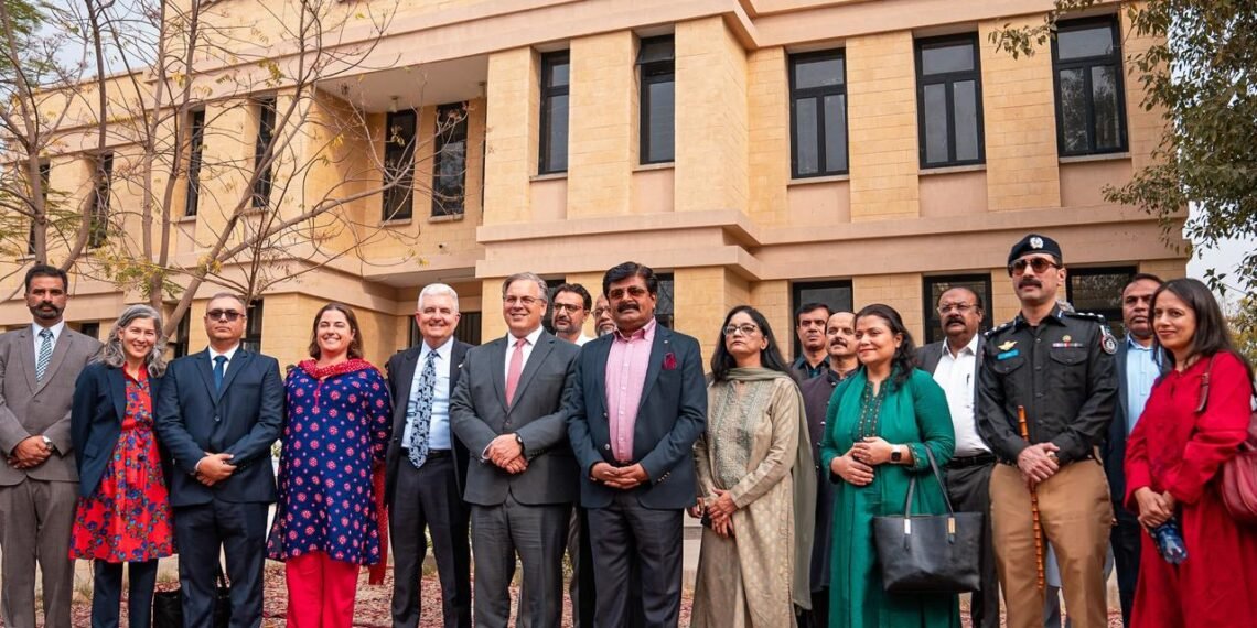 سندھ بیسک ایجوکیشن پروگرام کن لوگوں کے لئے ہے؟