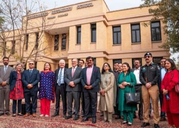 سندھ بیسک ایجوکیشن پروگرام کن لوگوں کے لئے ہے؟