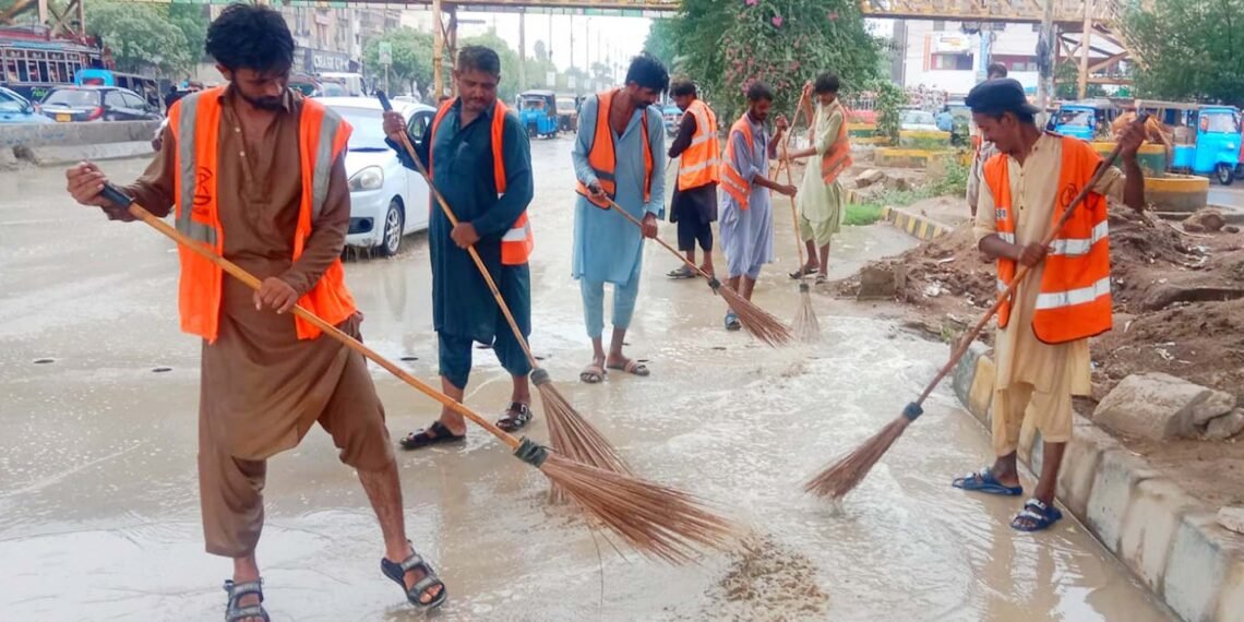مون سون بارش کا سلسلہ جاری، عملہ شہریوں کو ریلیف فراہم کرنے کے لئے سڑکوں پر موجود ہے