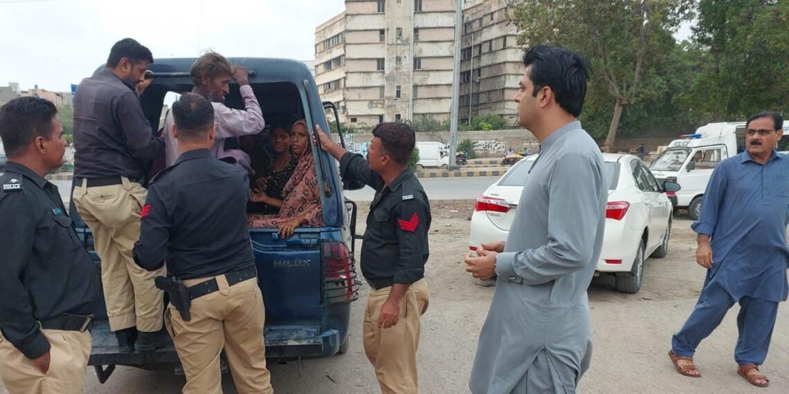 گداگروں کے خلاف انتظامیہ کی کارروائی, 12 گداگر گرفتار پولیس کے حوالے