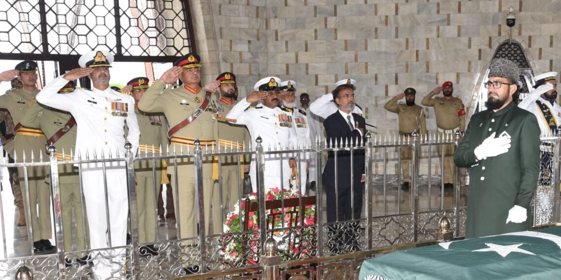 یوم آزادی کے موقع پر کور کمانڈر کراچی کی مزار قائد پر حاضری 