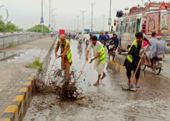 مزید بارش کے سلسلے میں ایمرجنسی نافذ رہے گی، سالڈ ویسٹ کا عملہ سڑکوں پر موجود ہے