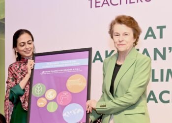 امریکی حکومت نے ٹیچرز ریسورس سینٹر کے ساتھ مل کر پاکستان کے پہلے موسمیاتی تبدیلی کے نصاب کا آغاز کیا