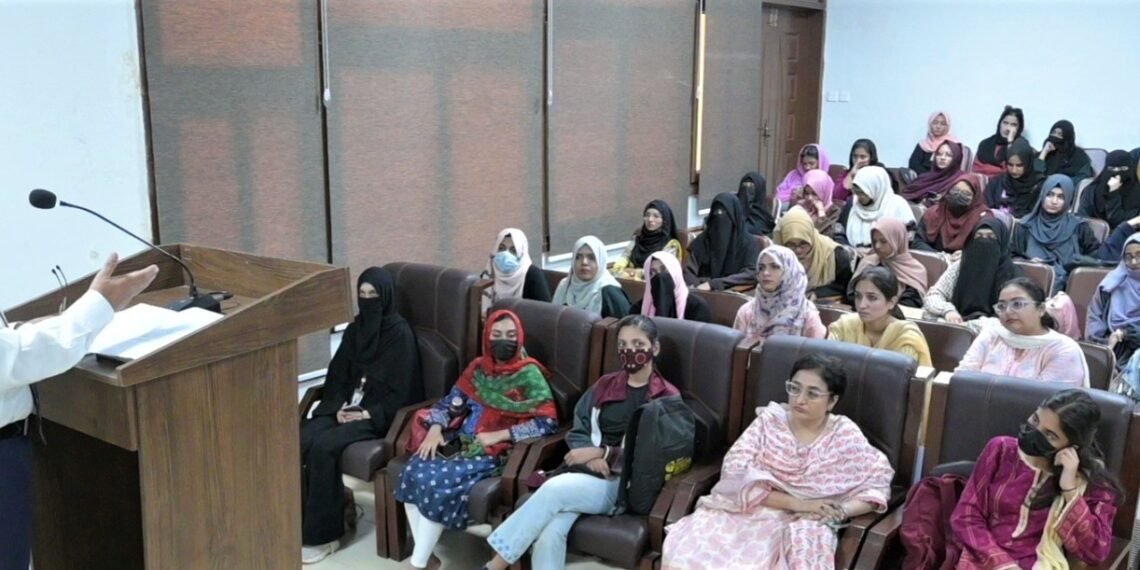 دنیا کے مسائل کو حل کرنے کے لئے عالمی رائے عامہ کو بیدارکرنا ضروری ہے،عالمی رائے عامہ مسئلہ کشمیر کے حل کے لئے بھی کا رآمد ہوسکتاہے۔ ڈاکٹر جعفراحمد