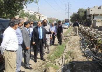 کمشنر کراچی سید حسن نقوی کا  ڈپٹی کمشنر اور صنعتکاروں کے ہمراہ کورنگی صنعتی علاقہ کا دورہ۔ دفتر میں ارکان سے خطاب